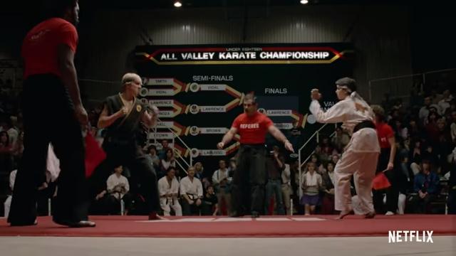 Cenas da série Cobra Kai, inspirada no Karatê Kid