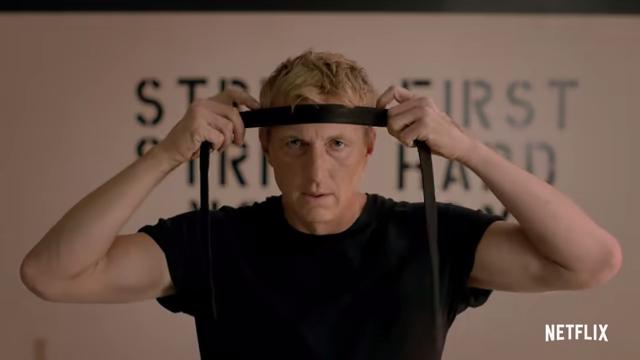 Cenas da série Cobra Kai, inspirada no Karatê Kid