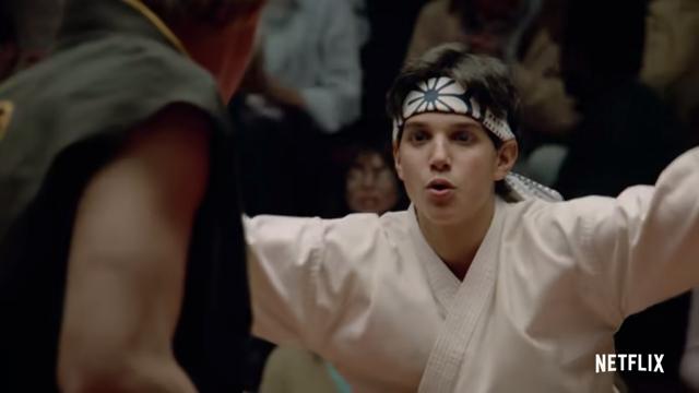 Cenas da série Cobra Kai, inspirada no Karatê Kid