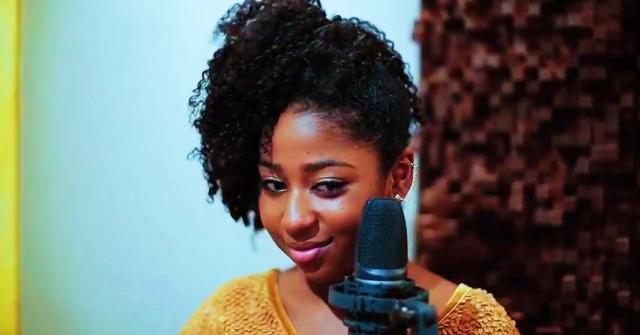 Dublagem de Nala, em O Rei Leão. Destaque no The Voice Brasil. Criação da música Meu Cabelo. Paixões por cantar, dublar, atuar. OsPaparazzi apresenta entrevista com a biografia da artista Carol Roberto