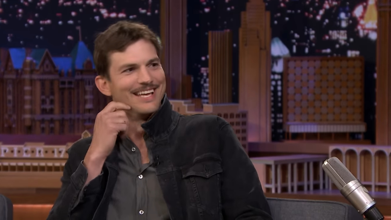 Ashton Kutcher de bigode em entrevista (Foto: Reprodução/ YouTube)