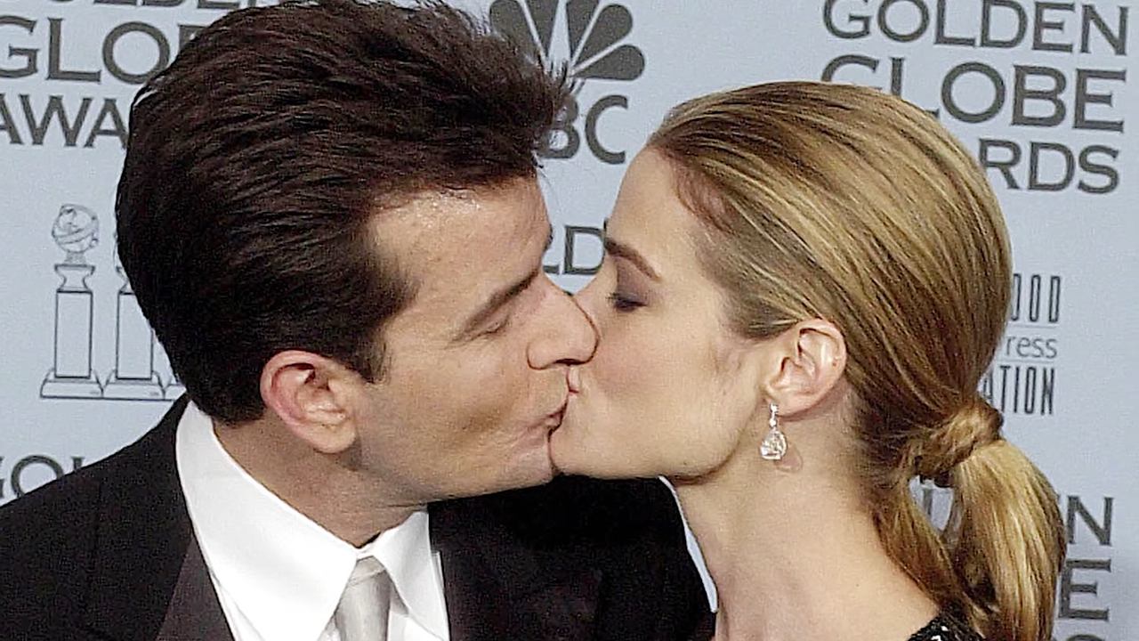 Denise Richards e Charlie Sheen se beijando