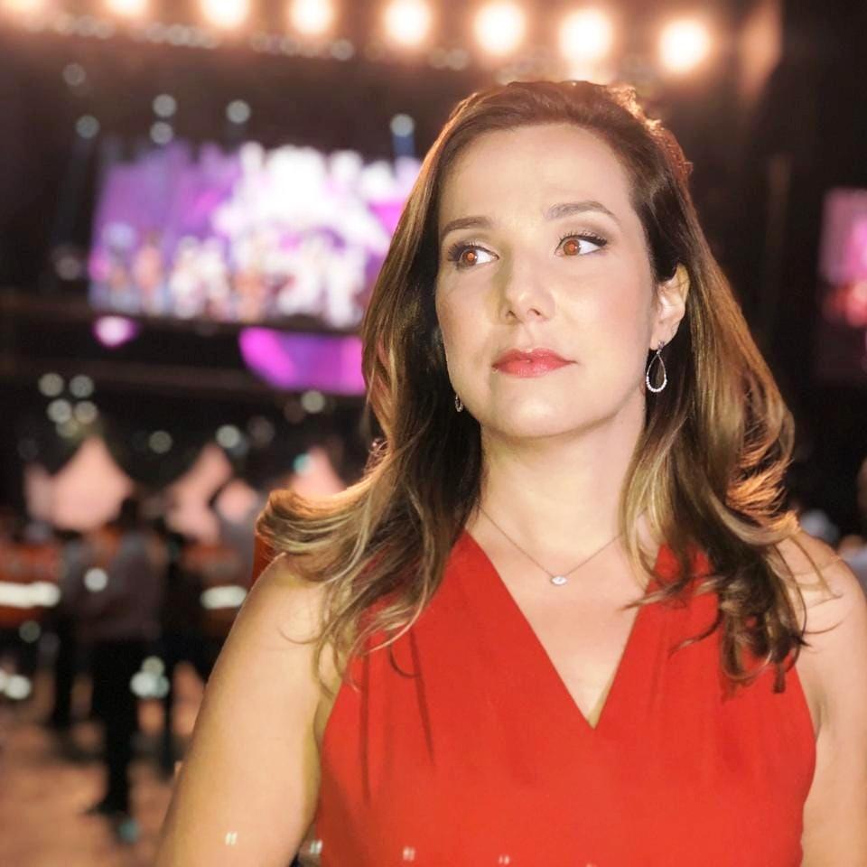 Adriana Perroni é jornalista e apresentadora