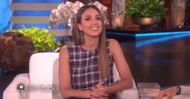 Jessica Alba em entrevista (Foto: Reprodução/ YouTube)