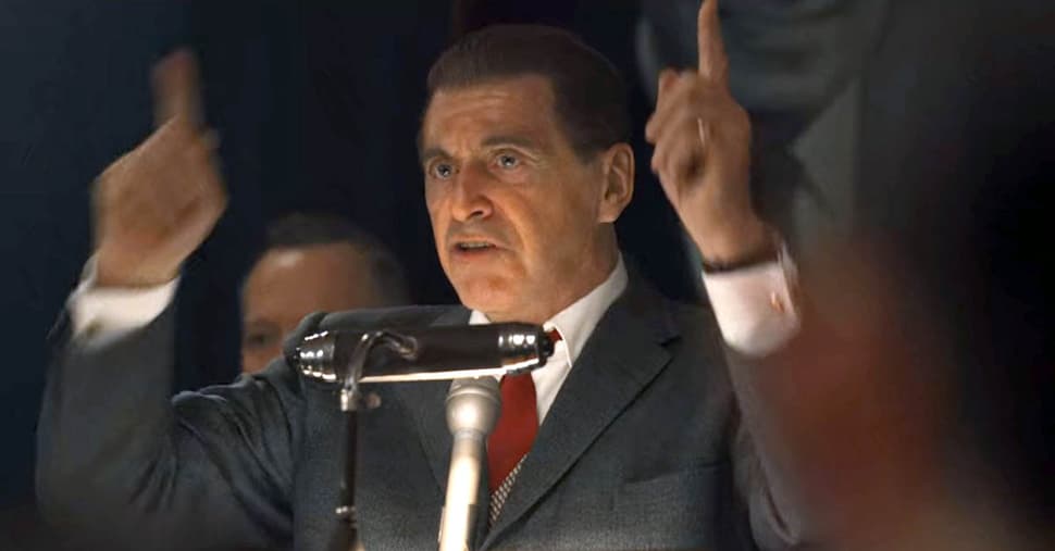 Al Pacino de terno fazendo papel de político