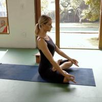 Fernanda Lima faz meditação