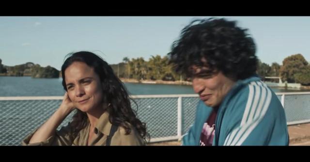 Eduardo e Mônica, O Filme, com Alice Braga (Foto: Reprodução/ YouTube)