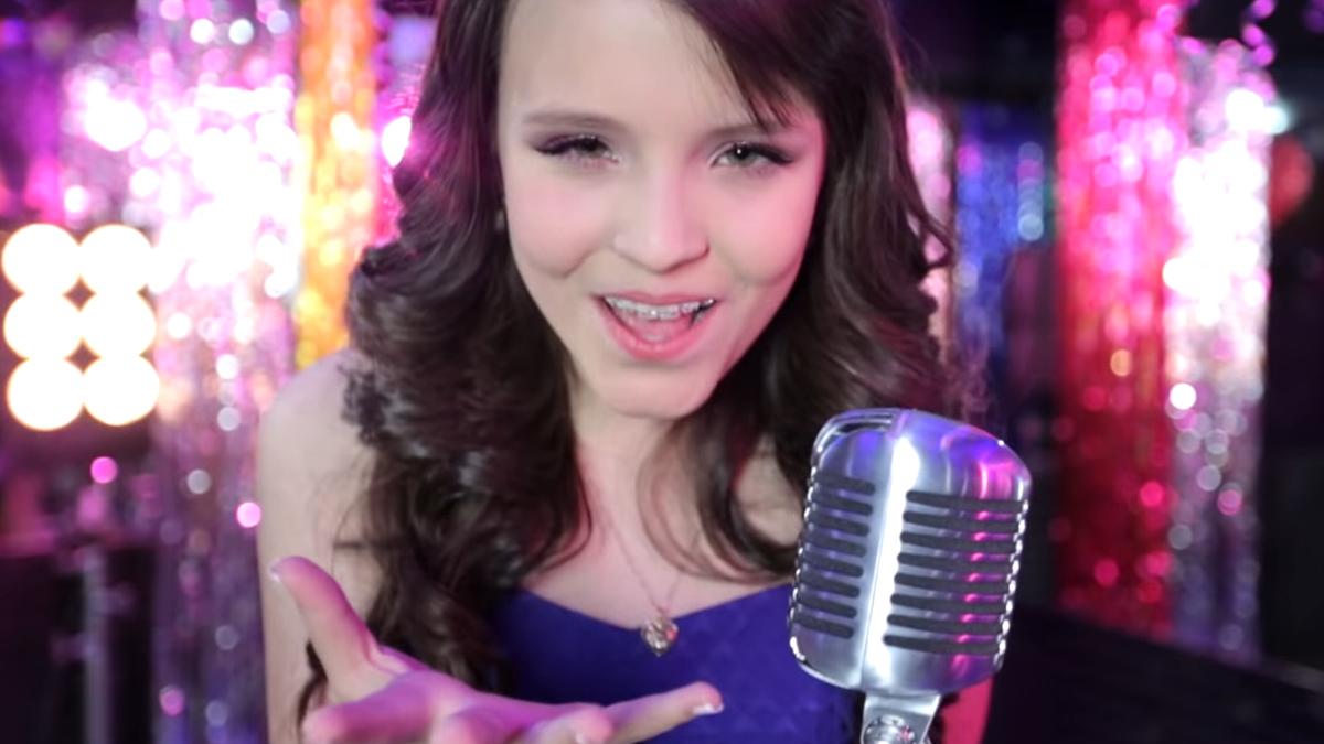 Larissa Manoela cantando