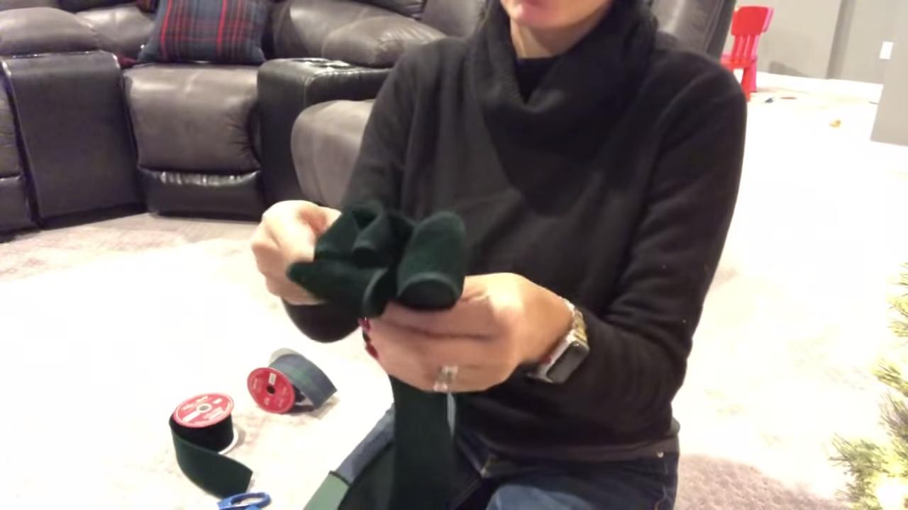Como decorar a árvore de Natal com laços e fitas de presente