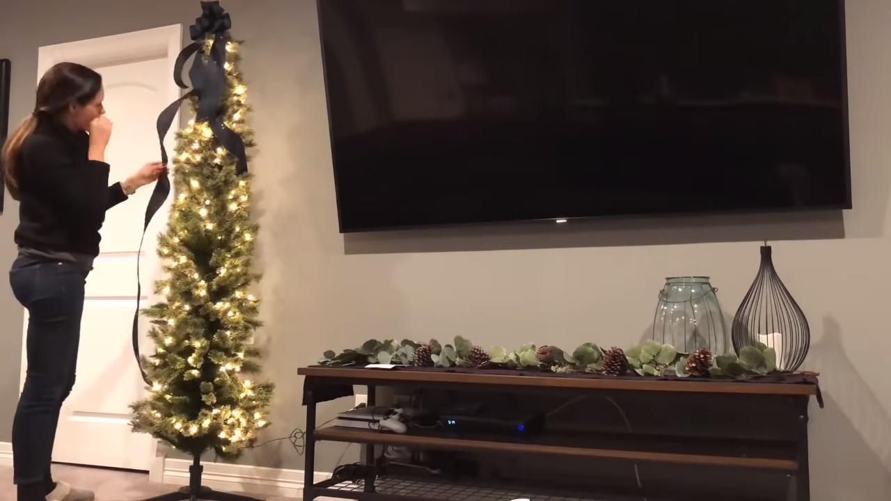 Como decorar a árvore de Natal com laços e fitas de presente