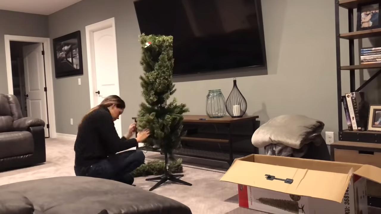 Como decorar a árvore de Natal com laços e fitas de presente
