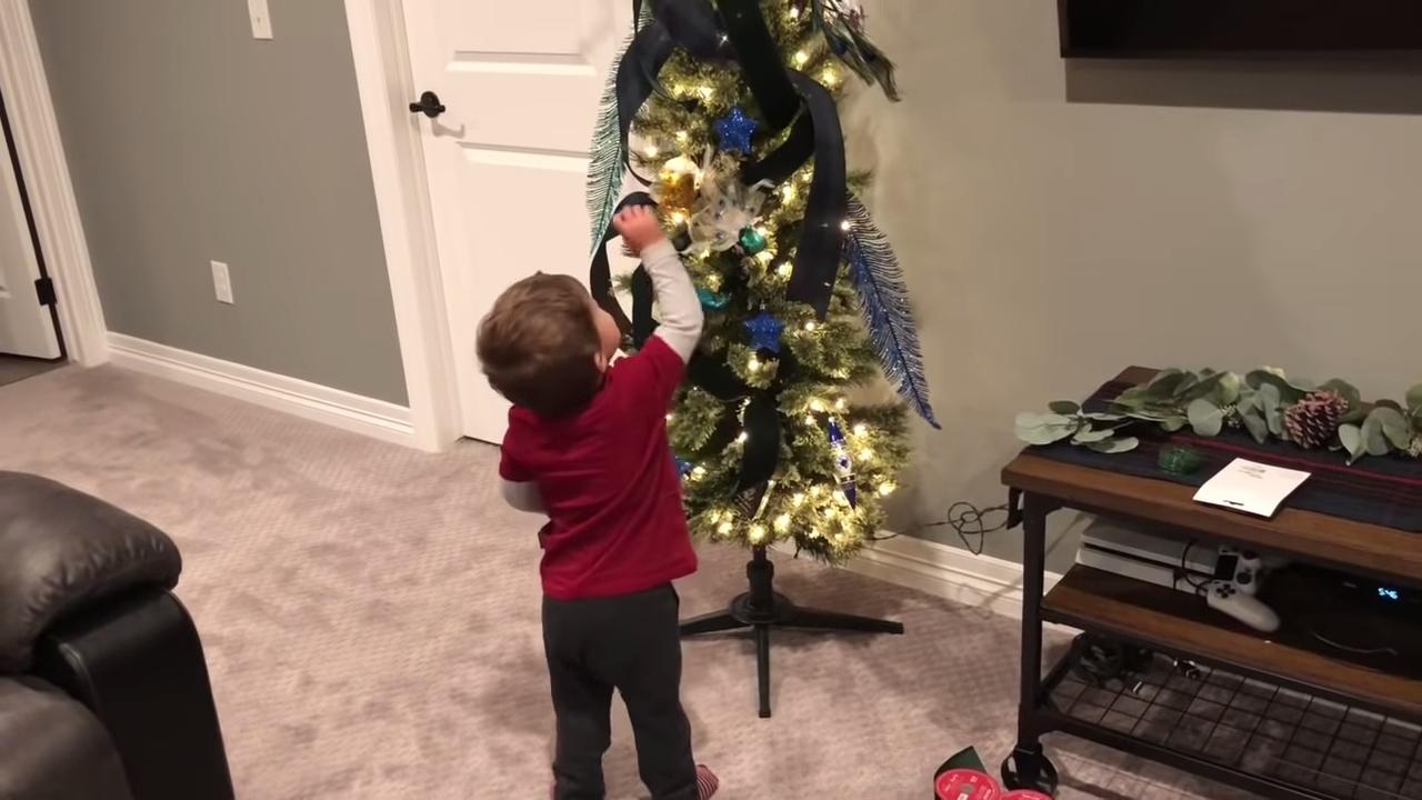 Como decorar a árvore de Natal com laços e fitas de presente
