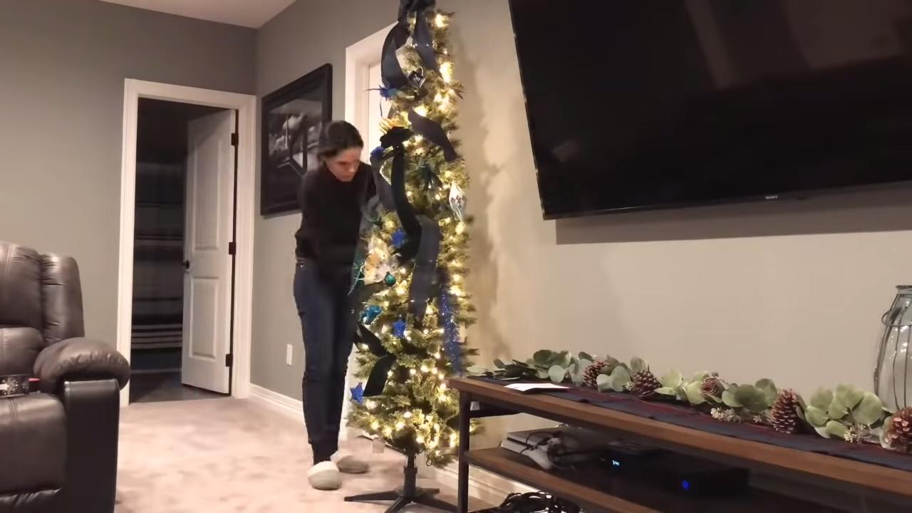 Como decorar a árvore de Natal com laços e fitas de presente