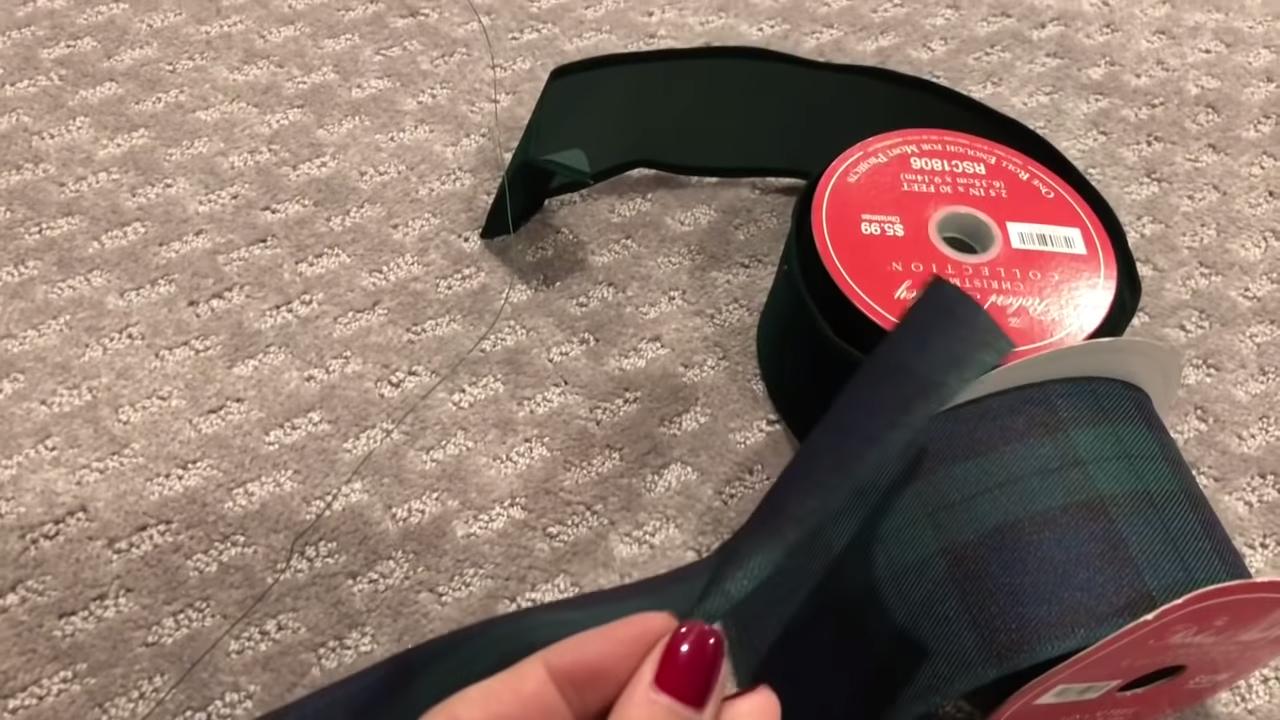 Como decorar a árvore de Natal com laços e fitas de presente