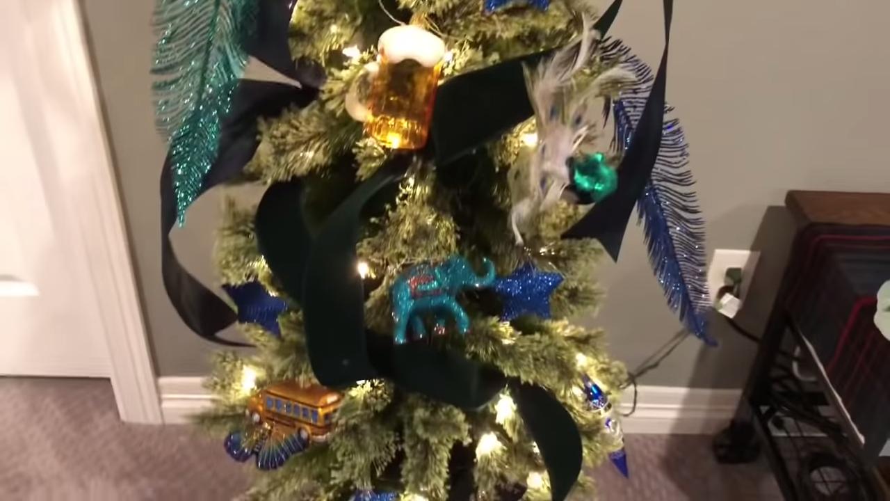 Como decorar a árvore de Natal com laços e fitas de presente