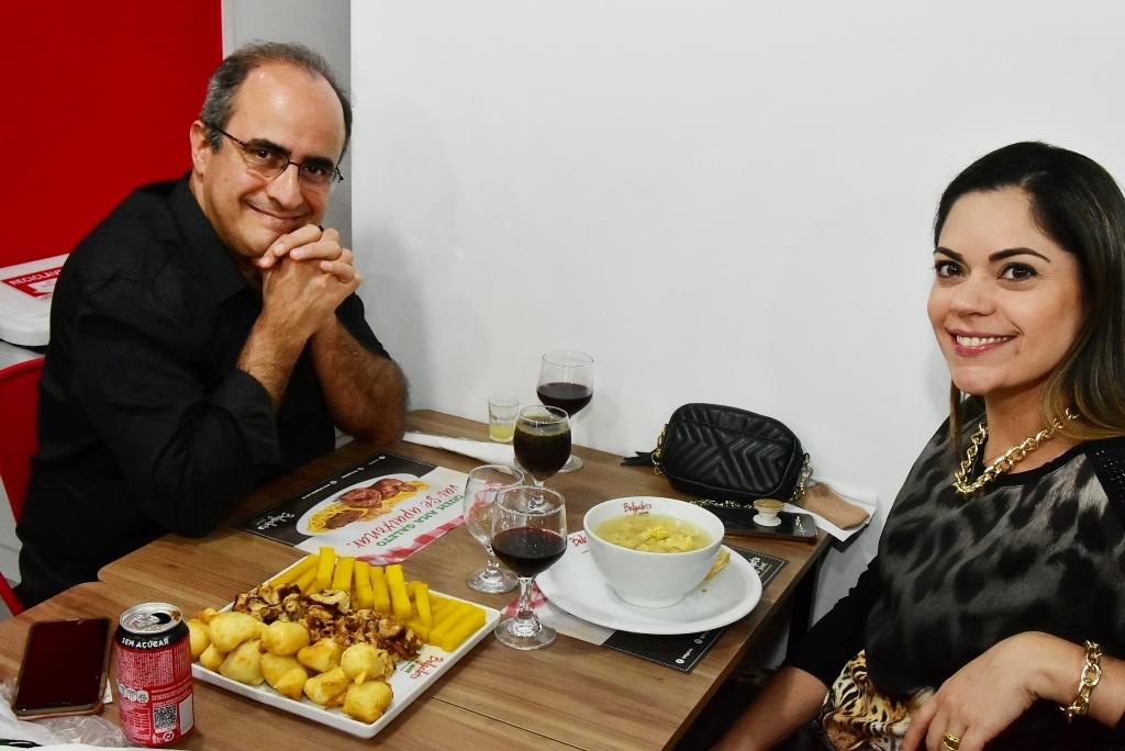 Abranches e a esposa Erika Albino em inauguração em SJC