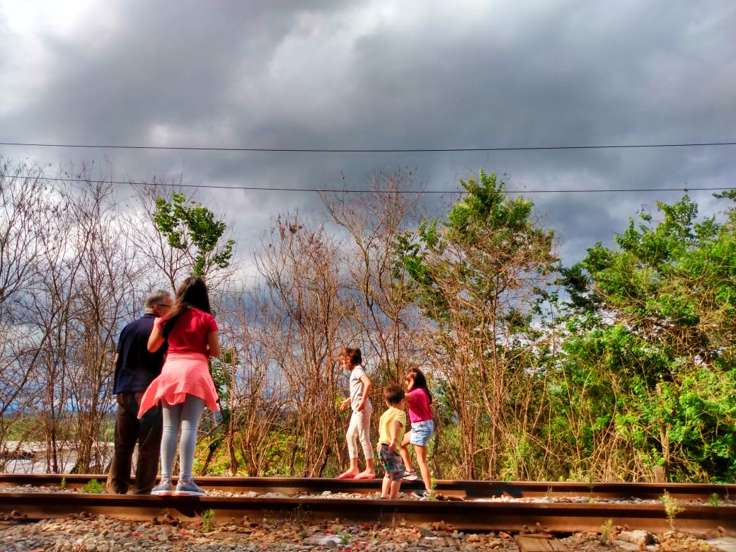 Filhos e crianças na trilha do trem