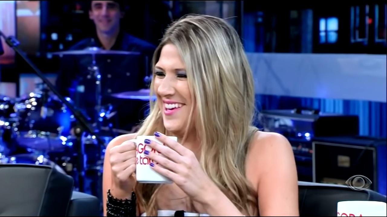 Dani Calabresa em entrevista no Agora É Tarde