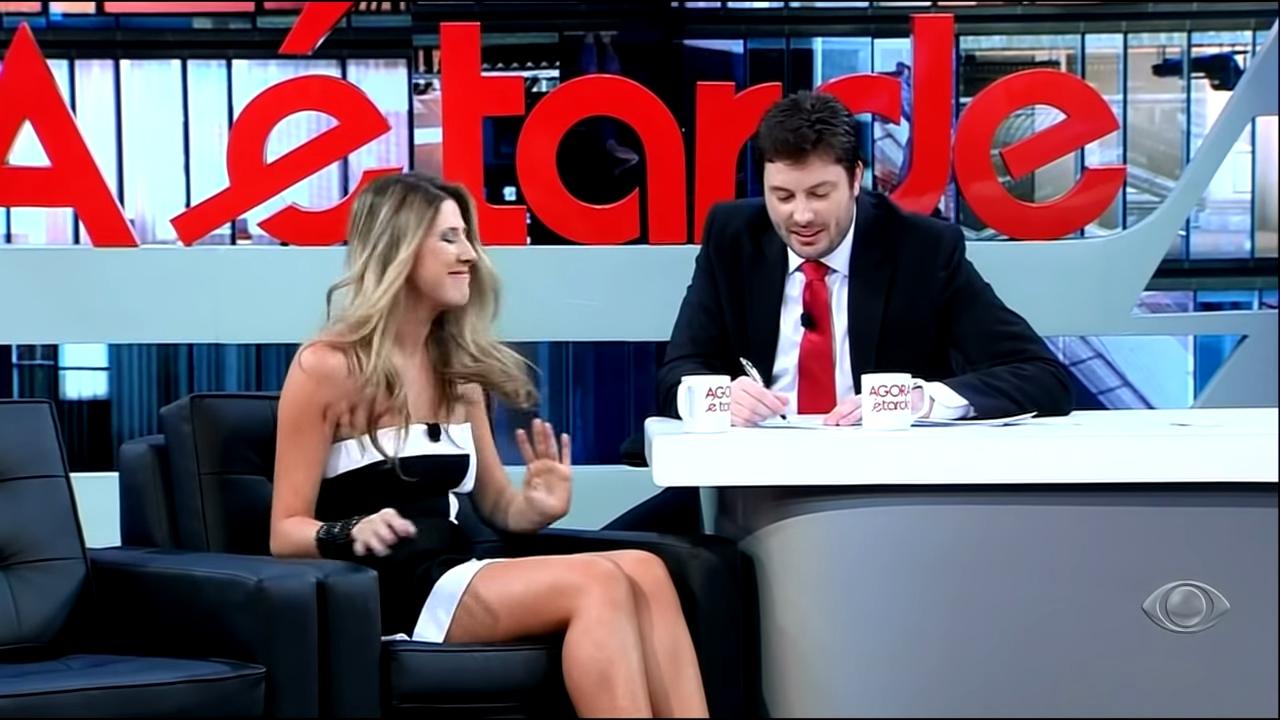Dani Calabresa em entrevista no Agora É Tarde