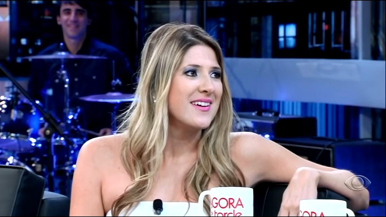Dani Calabresa em entrevista no Agora É Tarde