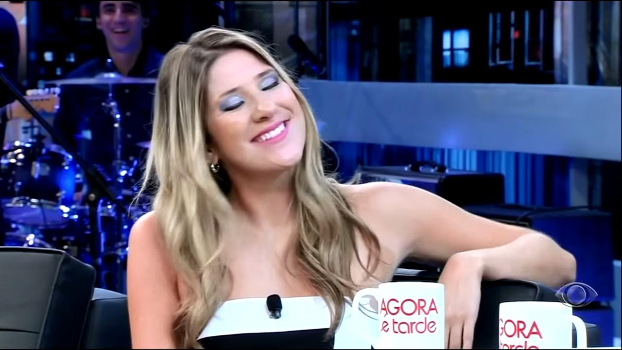 Dani Calabresa em entrevista no Agora É Tarde