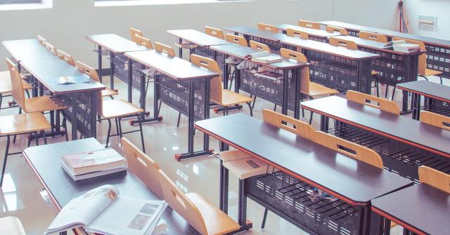 Sala de aula carteiras mesas cadeiras Google Classroom