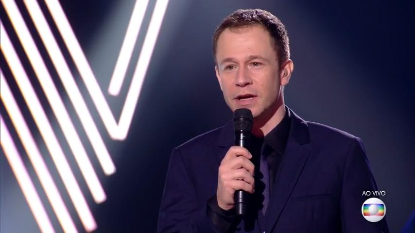 Tiago Leifert na final do The Voice Brasil na Globo