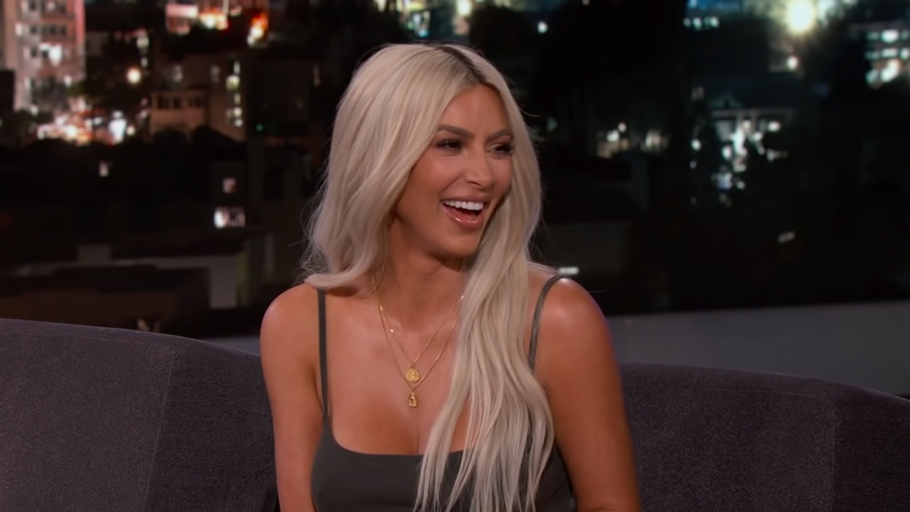 Kim Kardashian em entrevista (Foto: Reprodução/ YouTube)