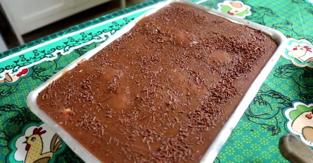 Pavê de chocolate fácil para crianças (Foto: Bete Com Carinho/ YouTube)