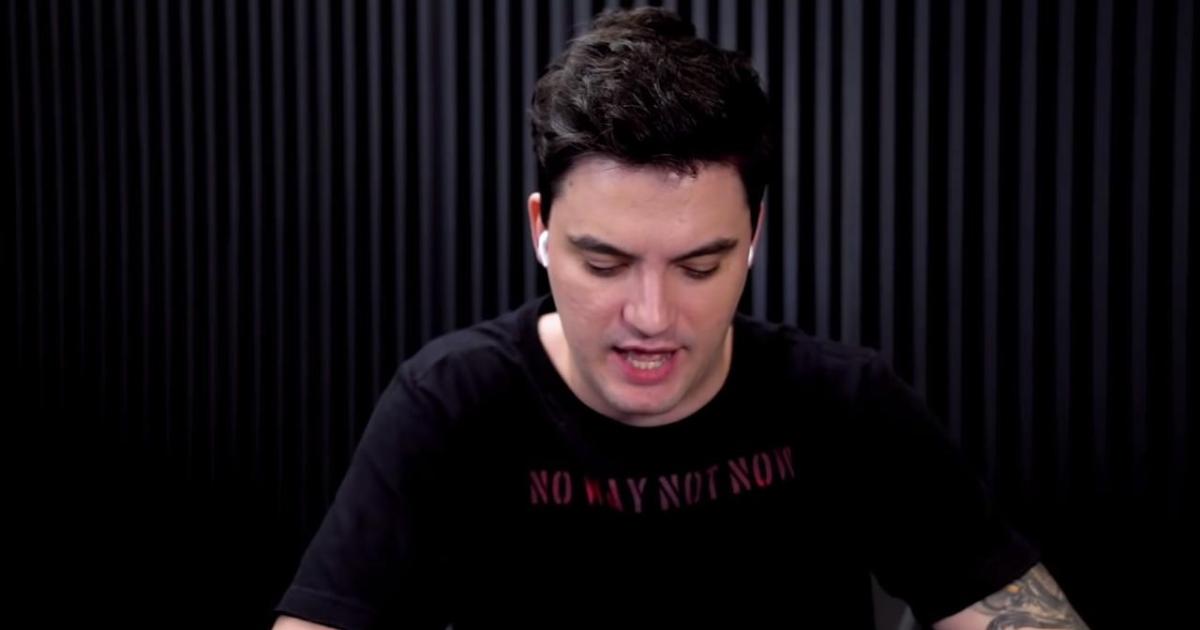 Felipe Neto jogando futebol na pandemia