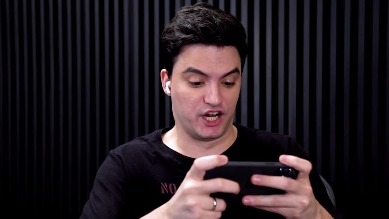 Felipe Neto jogando futebol na pandemia (Foto: Reprodução/ YouTube)