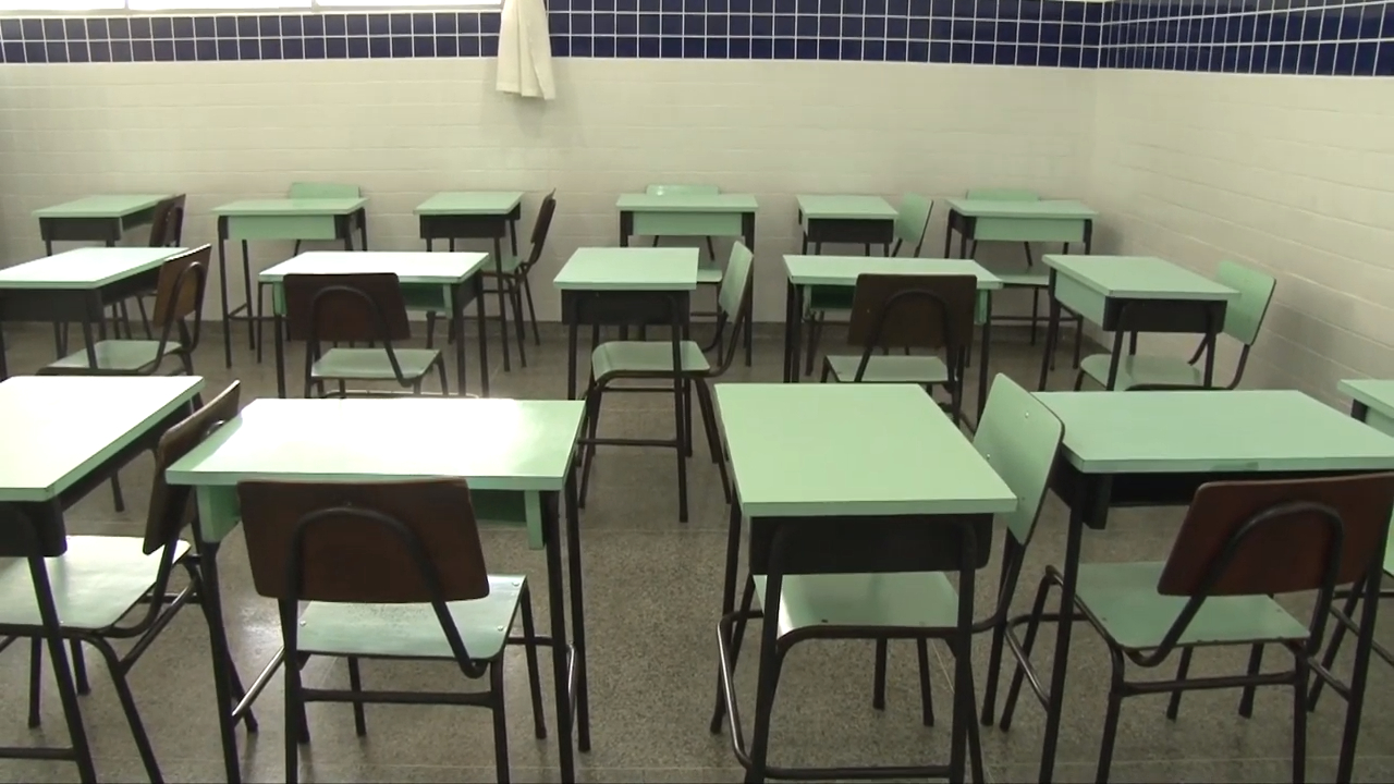 Janeiro 2021. Volta às aulas. Como ficam as escolas? As aulas em 2021 são híbridas, ensino à distância ou aulas presenciais? Uma coisa é certa. A Educação em 2021 está menos no escuro do que em 2020, quando descobrimos a pandemia.