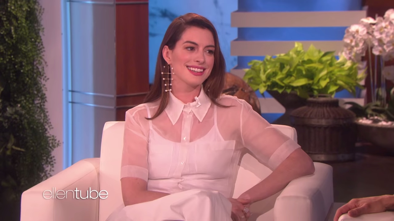 Anne Hathaway em entrevista (Foto: Reprodução/ YouTube)