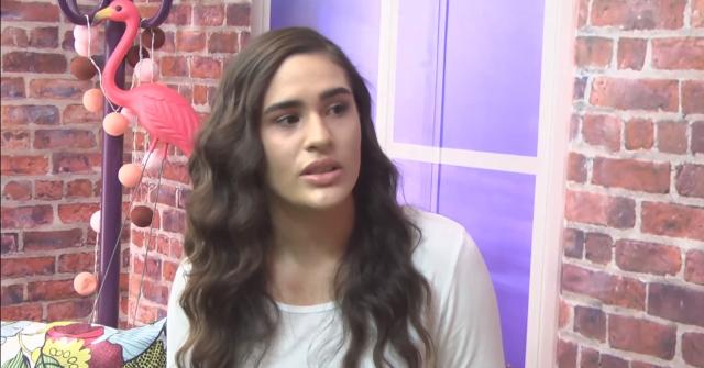 Lívian Aragão em entrevista para Capricho (Foto: Reprodução/ YouTube)