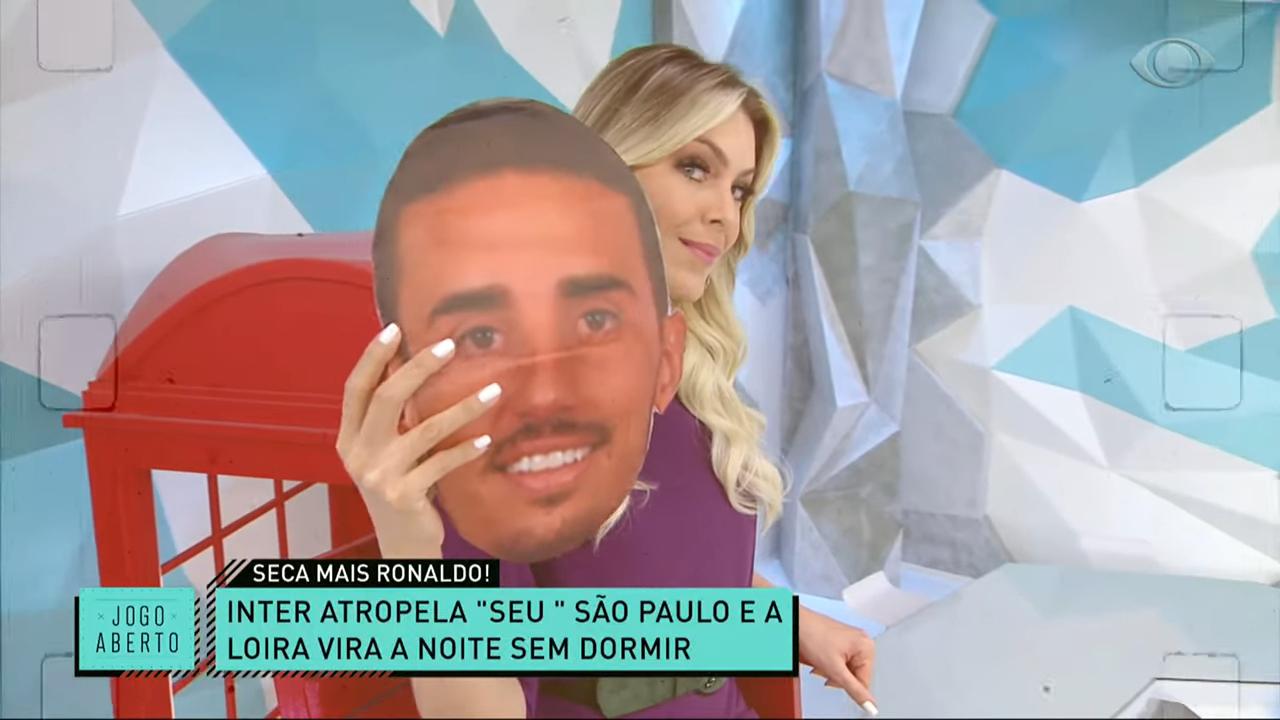 Renata Fan comemorando vitória do Internacional, seu time do coração