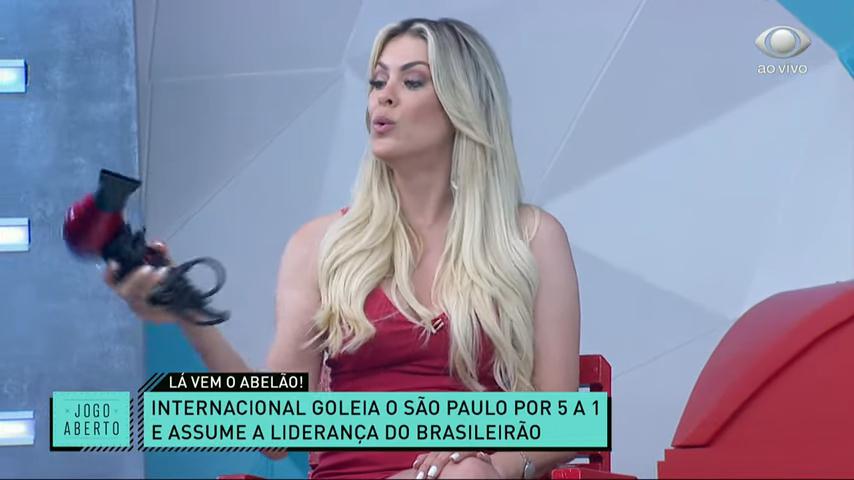 Renata Fan comemorando vitória do Internacional, seu time do coração (Foto: Reprodução/ Band)