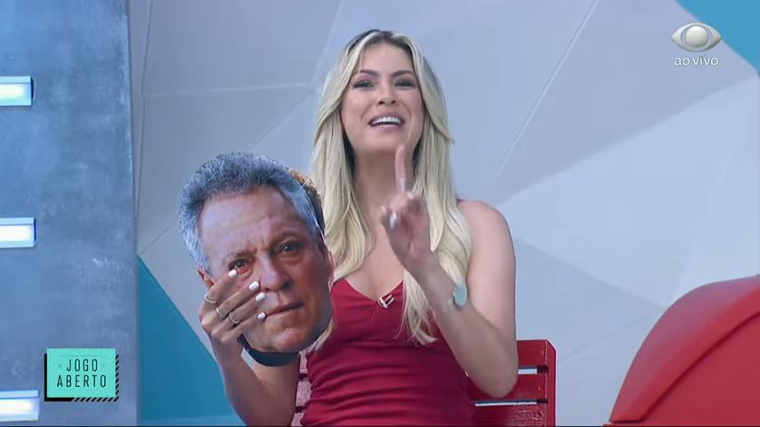 Renata Fan comemorando vitória do Internacional, seu time do coração