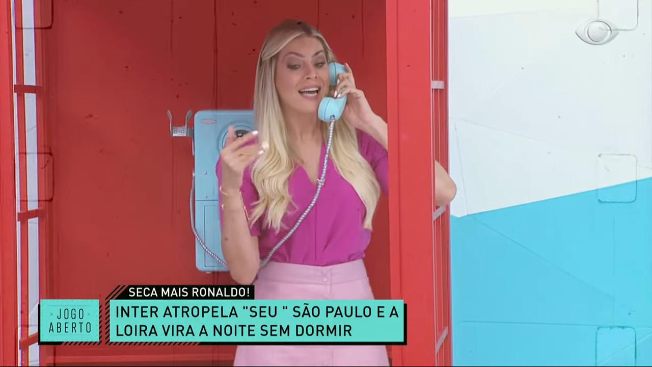 Renata Fan comemorando vitória do Internacional, seu time do coração