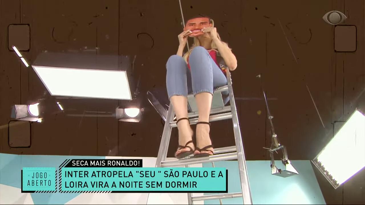 Renata Fan comemorando vitória do Internacional, seu time do coração
