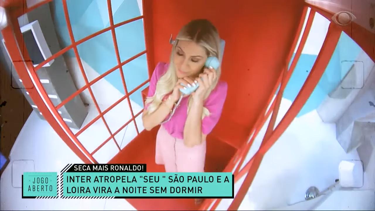 Renata Fan comemorando vitória do Internacional, seu time do coração