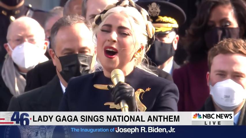 As melhores curiosidades da carreira de Lady Gaga, segundo OsPaparazzi. Ela se emocionou ao cantar o hino dos EUA na posse de Joe Biden