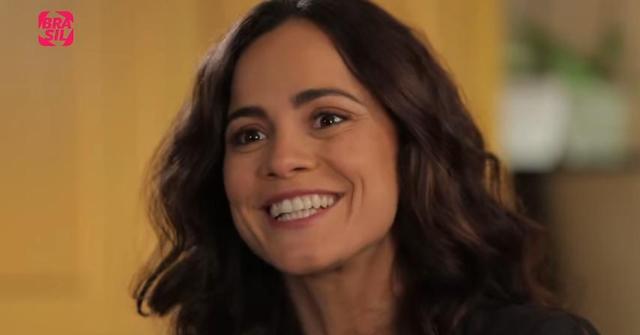 Atriz Alice Braga em entrevista (Foto: Reprodução/ YouTube)