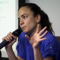 Atriz Alice Braga em entrevista