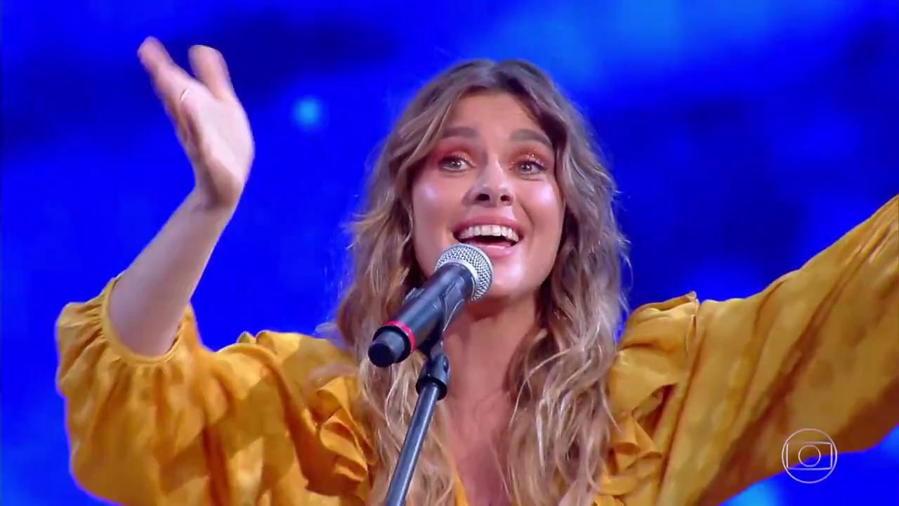 Carolina Dieckmann cantando no Caldeirão do Huck (Foto: Reprodução/ TV Globo)