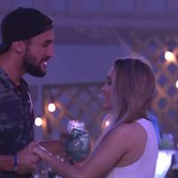 Arthur e Carla Diaz se beijando no BBB 21