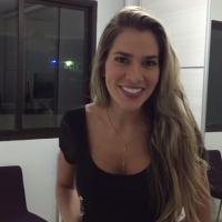 Adriana no canal oficial no YouTube
