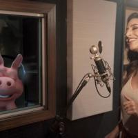 Ana Paula Torquetti no comercial da Vinac Consórcios. Cantando com o Porquinho da Vinac