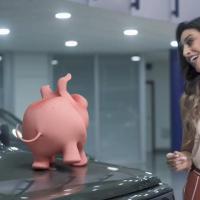 Ana Paula Torquetti no comercial da Vinac Consórcios. Cantando com o Porquinho da Vinac