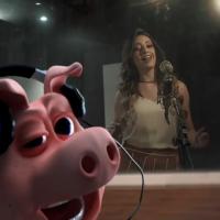 Ana Paula Torquetti no comercial da Vinac Consórcios. Cantando com o Porquinho da Vinac