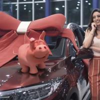 Ana Paula Torquetti no comercial da Vinac Consórcios. Cantando com o Porquinho da Vinac